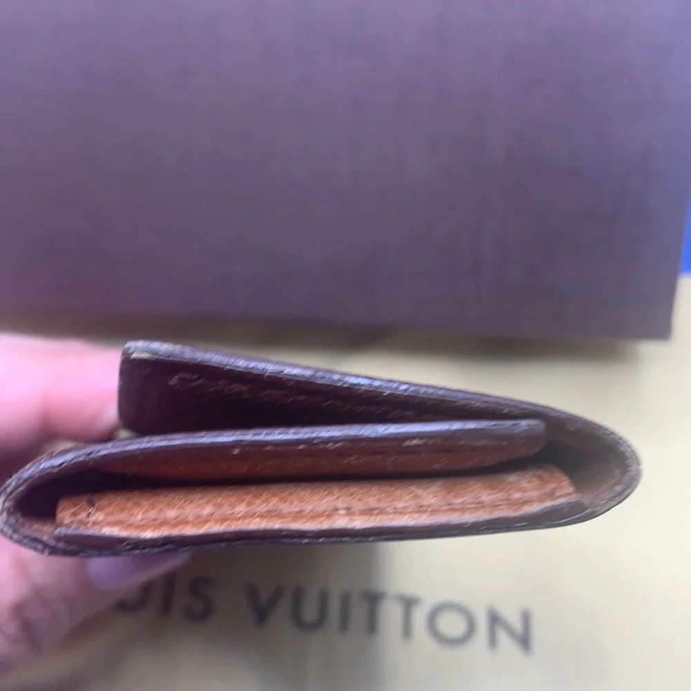 🤎 🤎 🤎 Louis Vuitton Monogram signature design LV Logo‎ 4 key holder 22